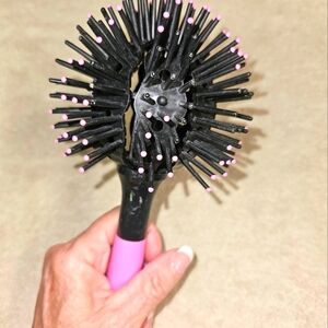 Salon grade full round brush. Sturdy rubber BRISTLES, easy styling. EUC. PICS 📸